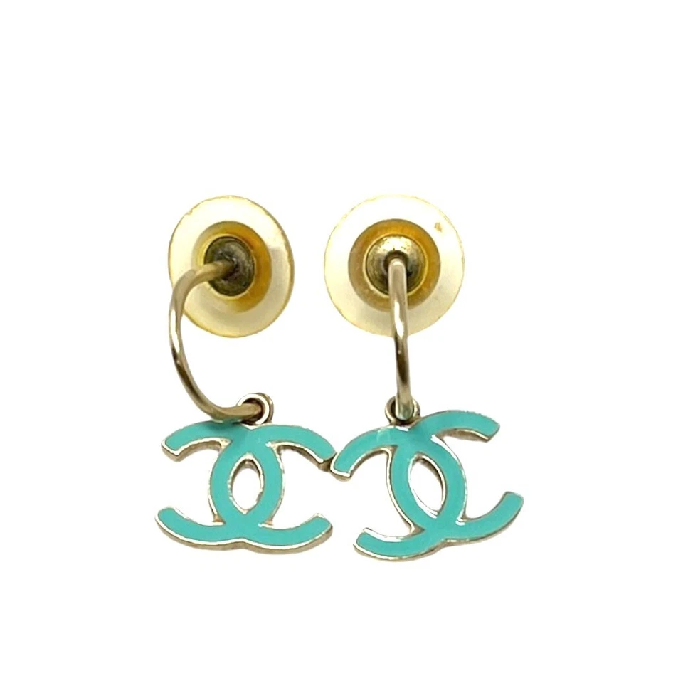 Pendientes tipo argolla CHANEL Vintage 08C CC Logo Esmaltado enchapados en oro azul claro Foto 2 de 4