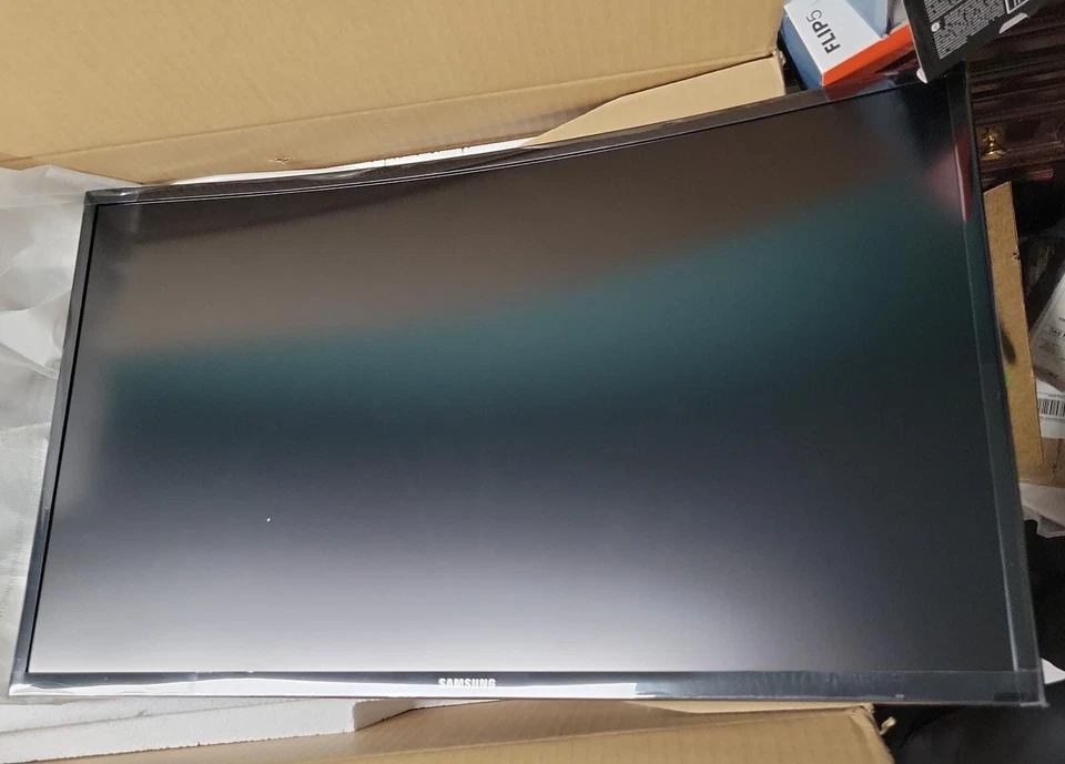 Samsung 27" Ultra-Slim LED Curved Monitor HDMI (LC27F390FHN) ™ - Image 4 of 4