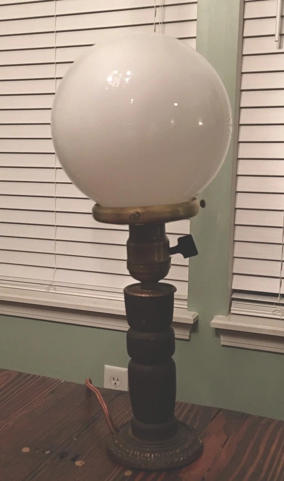 Lámpara de mesa de madera antigua enchufable con cable con globo redondo blanco leche 58 largo Foto 2 de 4