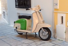 Modellino scooter Lambretta Li150 Special 1966 crema e verde - scala 1:18
