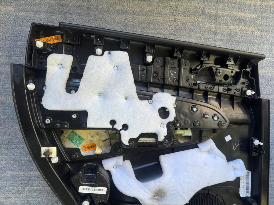 Panel interior de la puerta trasera derecha: desde Jeep Grand Cherokee Limited 2014-negro Foto 2 de 4