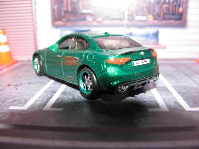 Matchbox 2024 verde 2016 Alfa Romeo Giulia, con cambio de rueda de pilotos reales Foto 3 de 4