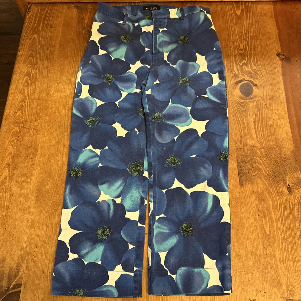 Pantalones capri de mezclilla elásticos con estampado floral azul Guess Jeans de colección de EE. UU. Foto 2 de 4