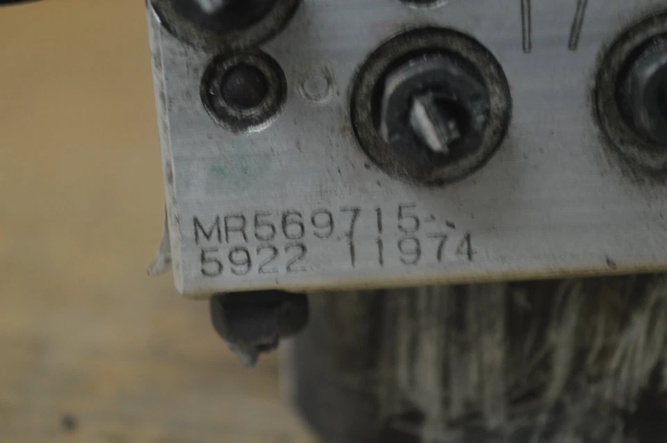 Módulo de control de bomba ABS 2004-2007 Mitsubishi Endeavor OEM MR569715 788-28D3 Foto 2 de 4