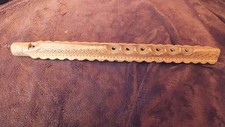 Flûte bois gravé ex- Yougoslavie Art Populaire