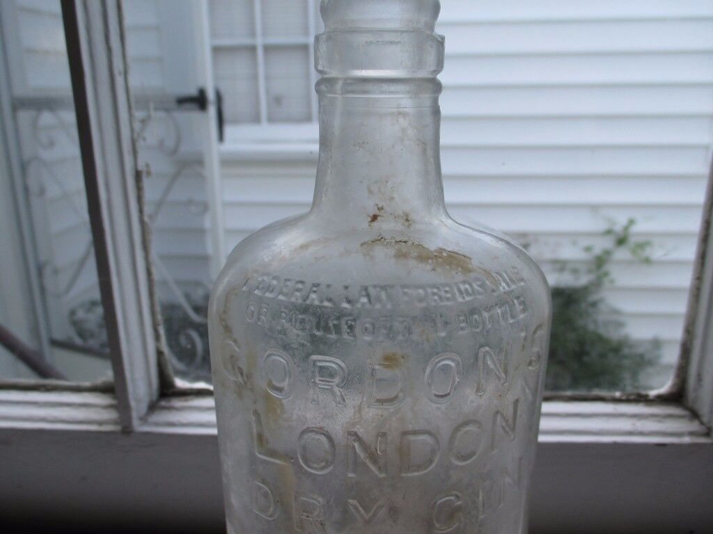 Gordon's London Dry Gin Round Victory Bottle 94.4 Proof 1945