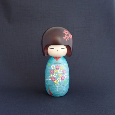 Kokeshi Holzpuppe ''hanatsumi'' - Blumenpflücken ca. 16,5cm by Shôei