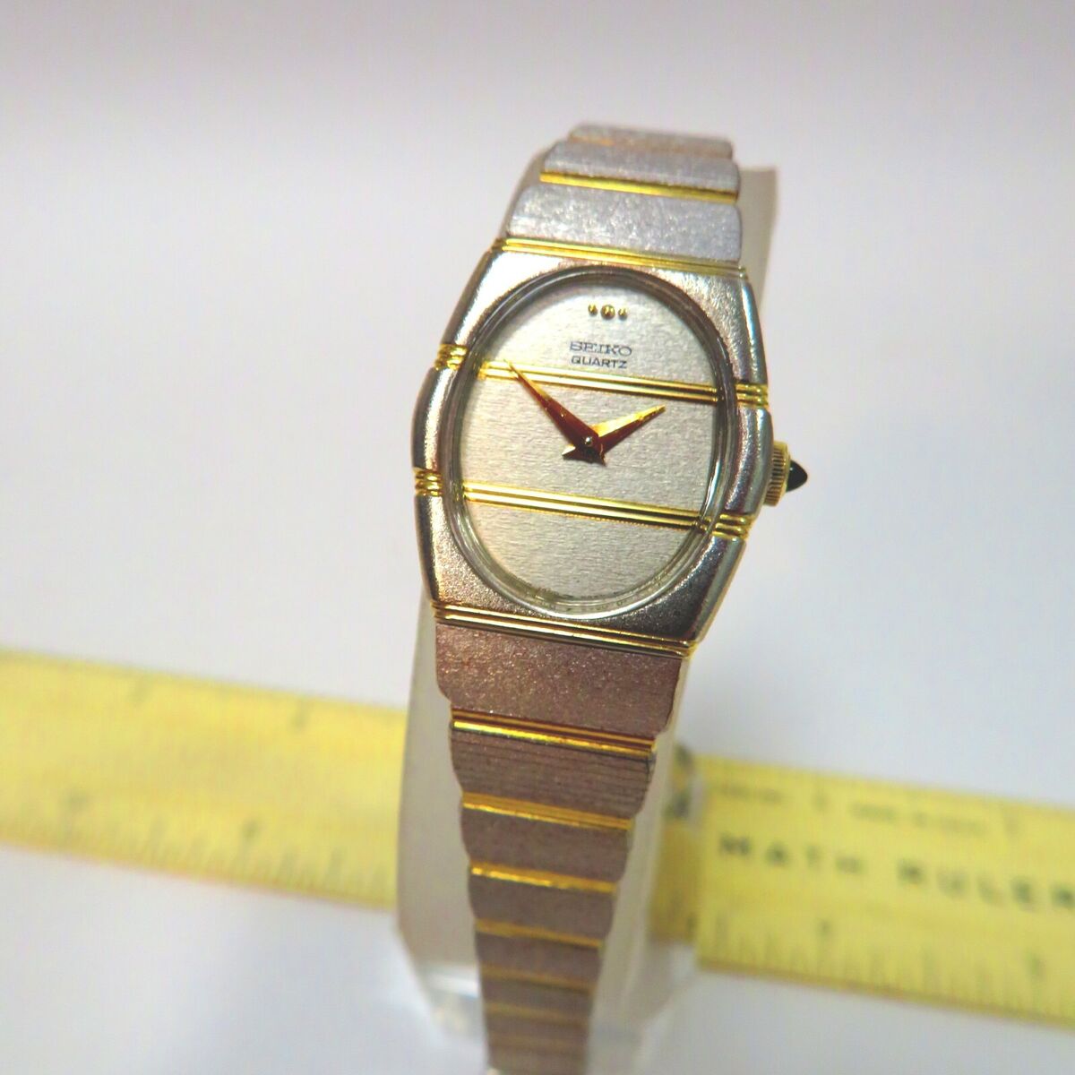 VINTAGE (1983) ELEGANT LADIES SEIKO SILVER & GOLD DUAL-TONE VINTAGE (1983) ELEGANT LADIES SEIKO SILVER & GOLD DUAL-TONE
