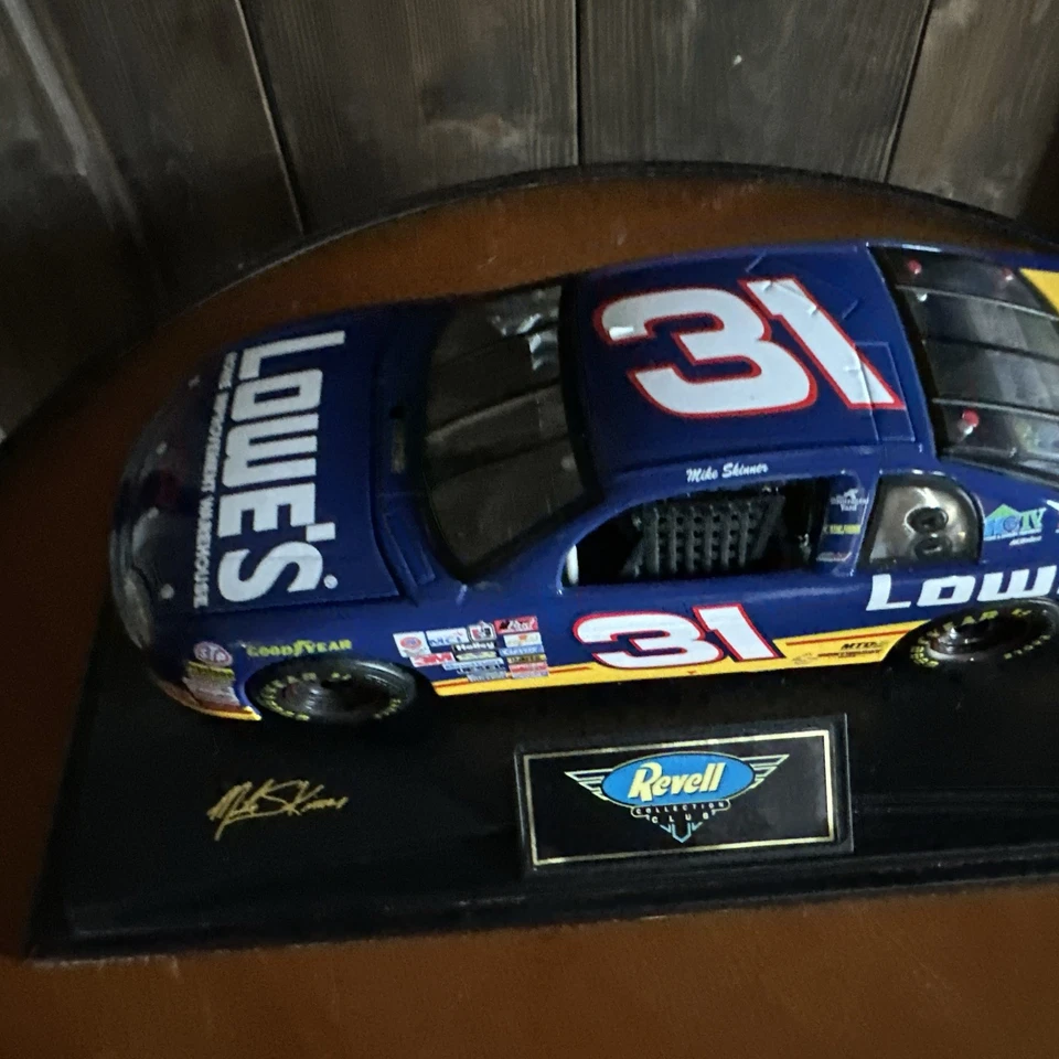 Action Elite Mike Skinner #31 Lowe’s Monte Carlo 1:24 Elite Diecast NASCAR 1997 - Image 3 of 4
