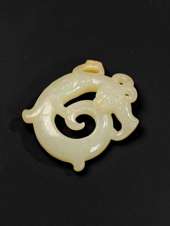 Colgante de jade chino dragón en espiral de jade de la dinastía Han 206 a.C.-220 d.C. Foto 3 de 4