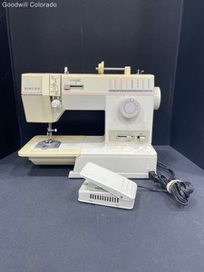 Singer White Beige Model 9005 Sewing Machine With Foot Pedal Tested 120V