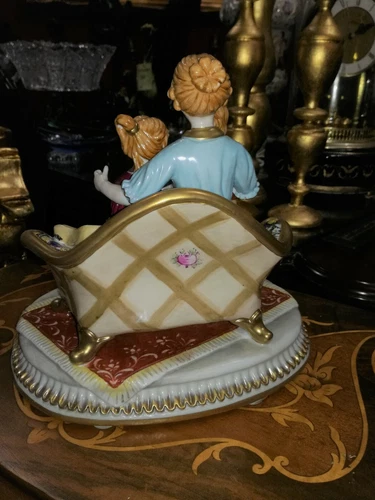 AFFASCINANTE SCULTURA IN PORCELLANA CAPODIMONTE"GLI AMORI DI MAMMA" H CM 23X22 - Foto 3 di 4