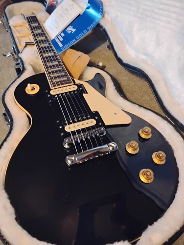 2011 EBONY BLACK GIBSON LES PAUL TRADITIONAL PRO WITH CASE AND PAPERWORK