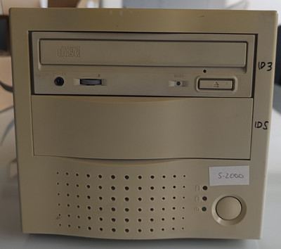 ext. SCSI CD ROM Laufwerk und Festplatte, u.a. für Akai S-2000