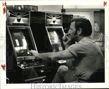 1992 Press Photo People line up to play video poker machines - noc65669