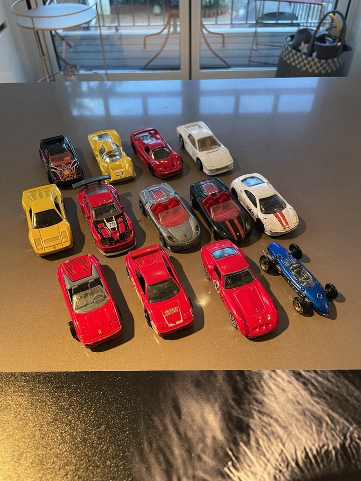 Hot Wheels Ferrari Konvult - 13 Autos