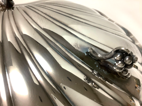 Piatto in acciaio inox con design uva a forma di conchiglia a tre piedi Canna e Barton con uva - Foto 6 di 6