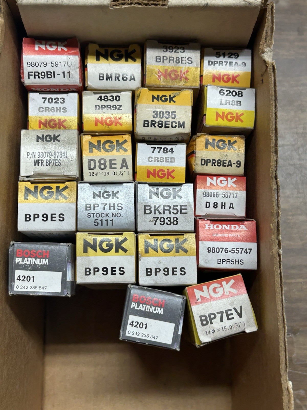 assorted spark plugs NGK DPR7EA-9 BP7es CR8EB 22 Spark Plugs