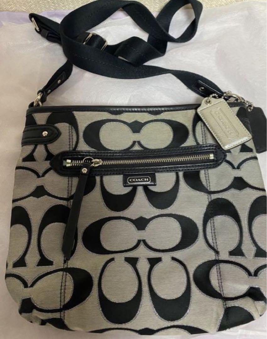 Coach Black Leather Shoulder Bag for Women