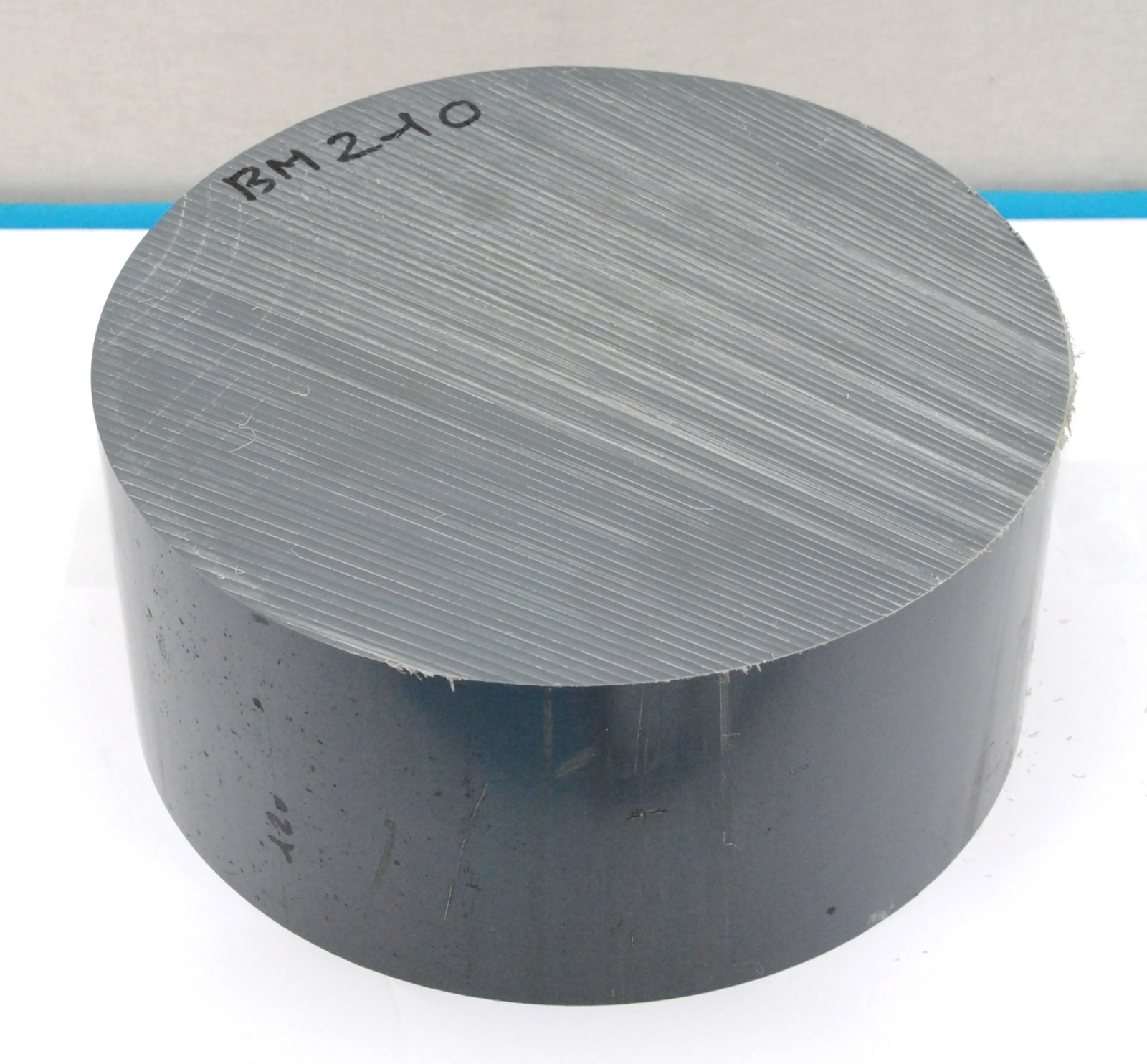 Matière brute PVC gris foncé Ø 250 mm à haute usinabilité pour usineurs