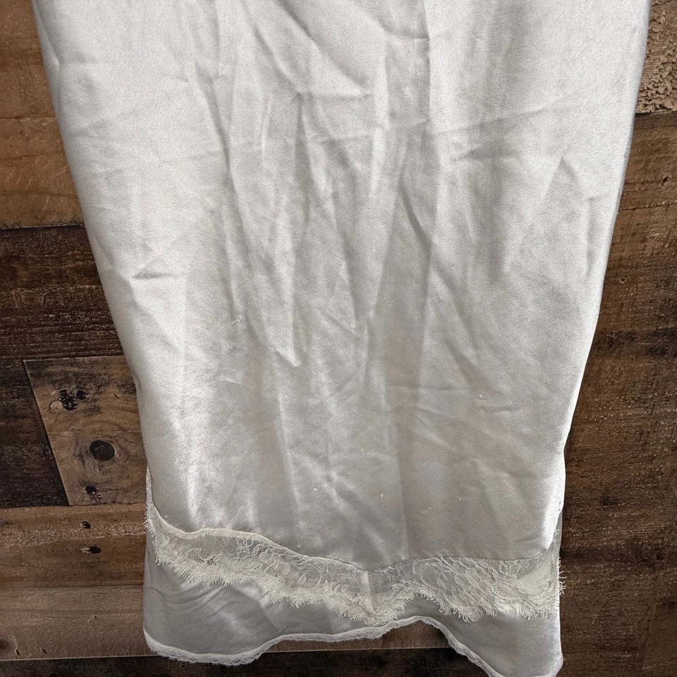 Mini Vestido sin Mangas Victoria's Secret Encaje Bordado Marfil Satinado Lencería Mediano Foto 2 de 4