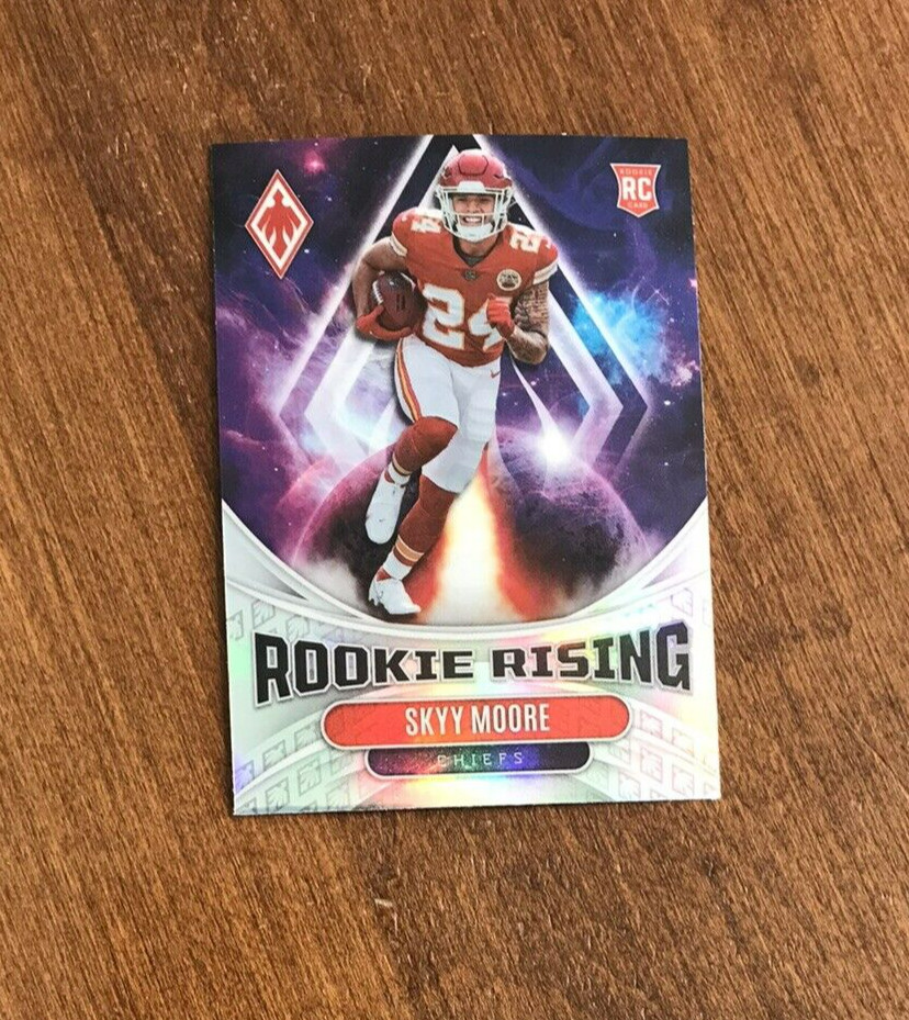 Skyy Moore 2022 Panini Phoenix Rookie Rising Silver Holo RIS-10 49ers Chiefs RC