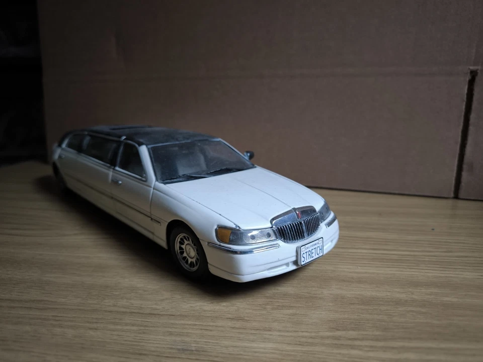 1/18 Lincoln Town Car Limousine 1999 Sun Star - Immagine 2 di 4