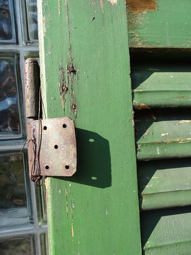 ZWEI ALTE FENSTERLÄDEN MIT SCHARNIER - Bild 4 von 7