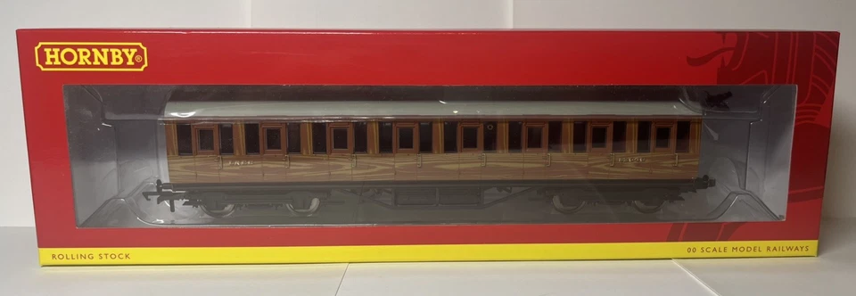 Hornby LNER Teak Thompson Suburban Coaches - Set Of 3 - Image 3 of 4