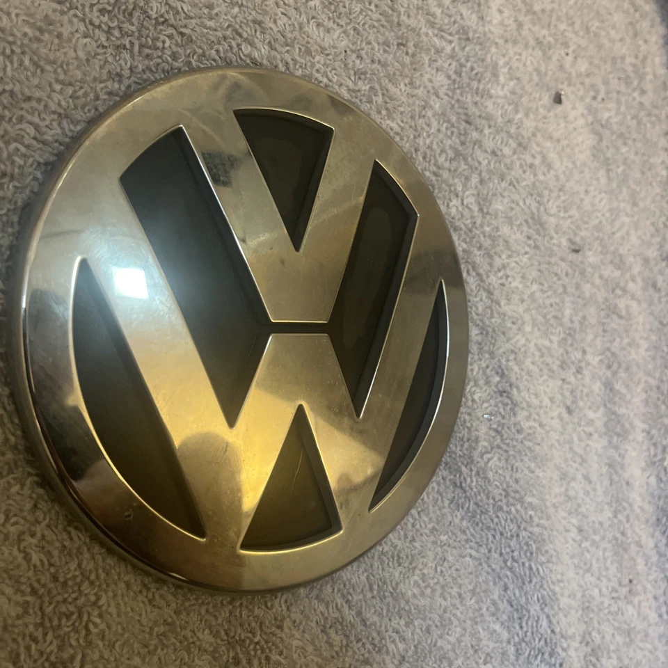 Оригинальная эмблема подъемной двери задней двери 06 07 08 09 10 11 12 Volkswagen Routan 05113462 - Изображение 2 из 4