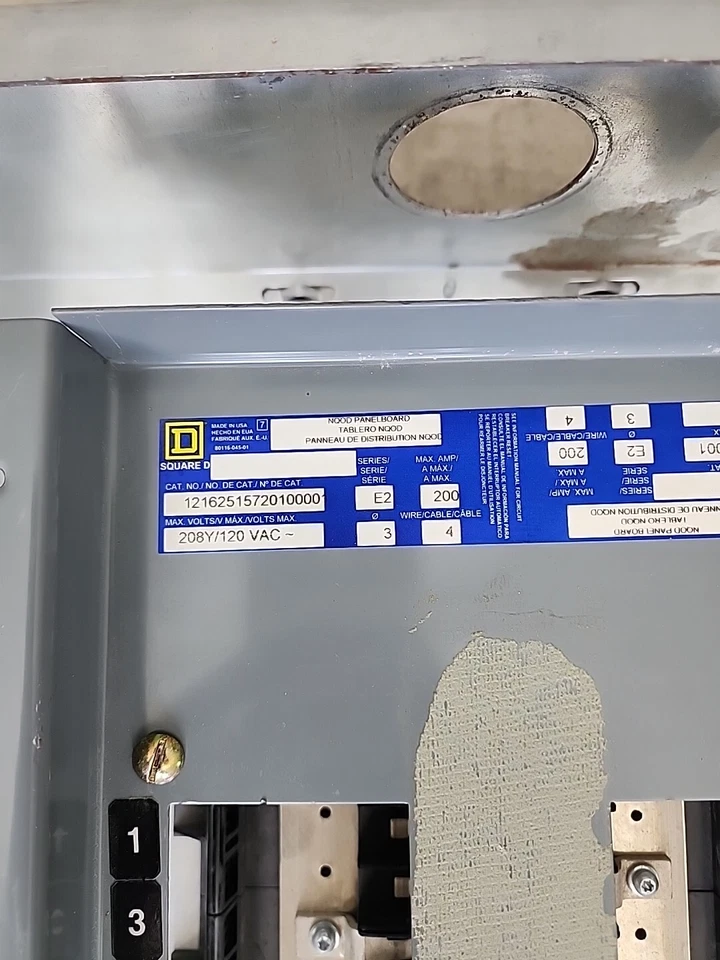 PANEL CUADRADO D 208Y/120V PRINCIPAL TRIFÁSICO 4 HILOS CON TRIPAS Y RECINTO SIN PUERTA Foto 4 de 4