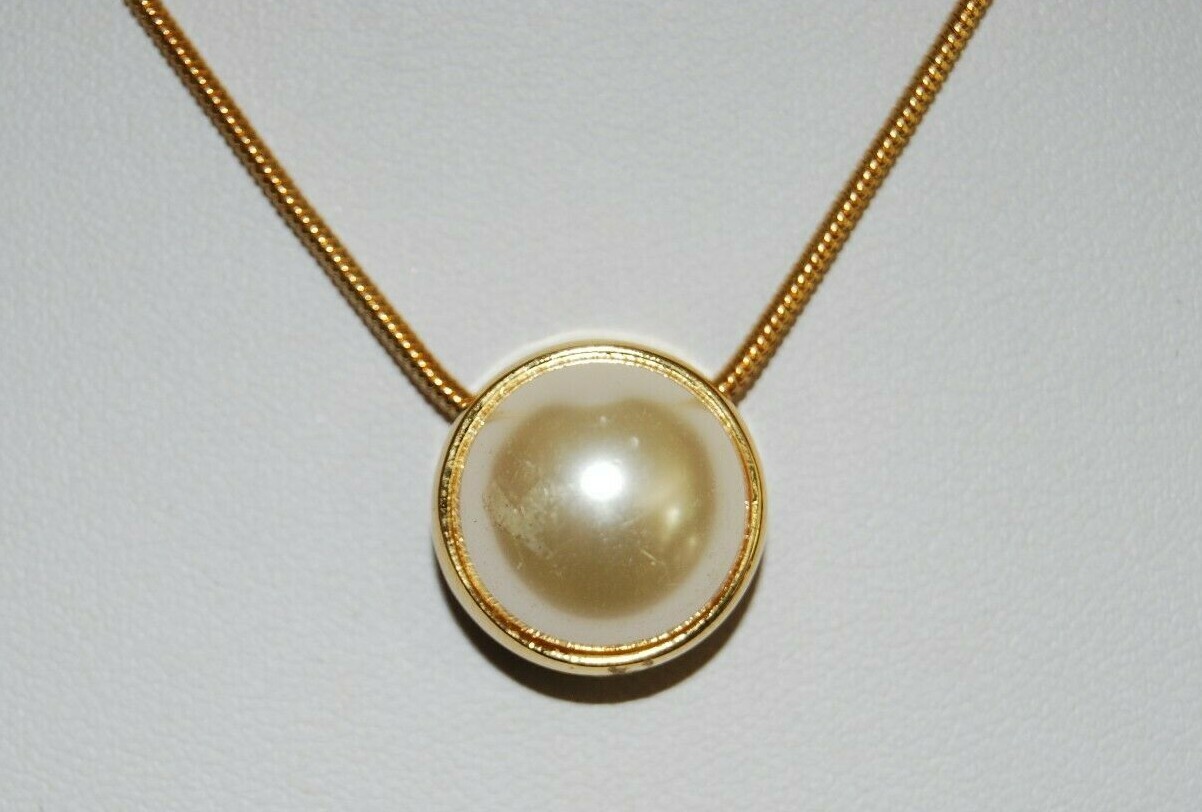 Elegant Vintage Bezel Set Faux Pearl Pendant On Golden Chain Statement Necklace