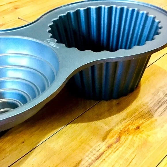 WILTON giant cupcake pan metal baking bakery birthday party kitchen