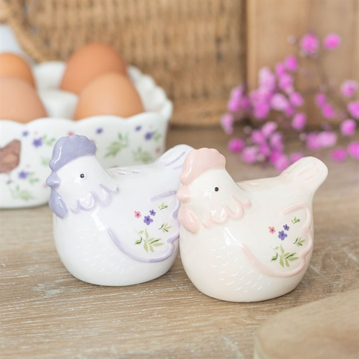 Hen Shaped Novelty Salt and Pepper Shakers. Country Kitchen Decor.