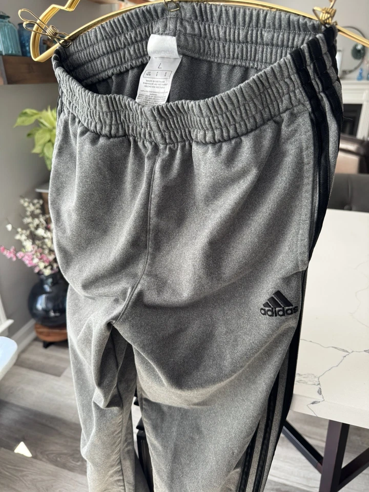 Adidas мальчиков бегунов размер большой серый в полоску 100% полиэстер подержанные - Изображение 2 из 4