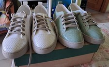 2 paia di scarpe sneakers con …