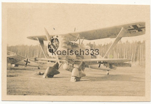 Foto Henschel Hs 123 Stuka Doppeldecker neben Messerschmitt Bf 109 Flugzeug 1941