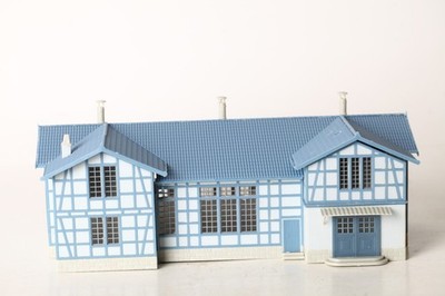 H0 Faller Lagerhalle Fachwerk hellblau / hellgrau  ca 27 cm (351819)