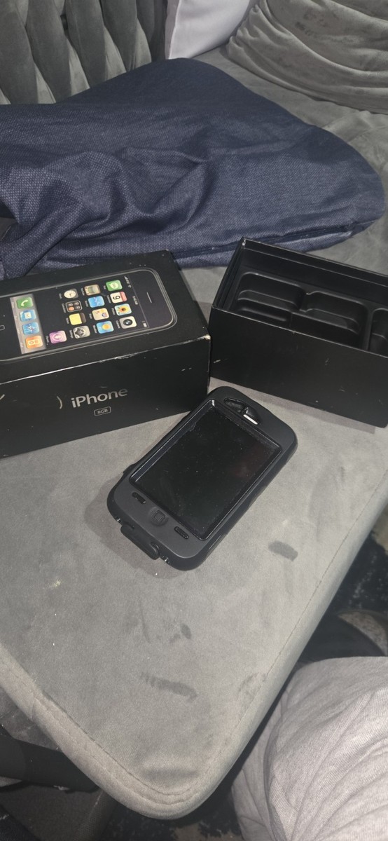 Apple iPhone 8GB Silver/Black Touchscreen with Box, 2 MP Camera