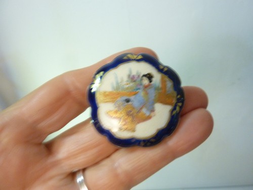 Antique Japanese Satsuma Porcelain Pin Brooch Gilt Handpainted Geisha w Child FS - Picture 6 of 13