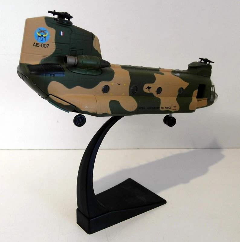 Corgi 1/72 AA34205 Boeing Vertol CH-47C Chinook 12Sqn Australian - Image 2 of 4