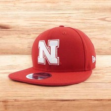  70523756 MENS NEW ERA NCAA NEBRASKA CORNHUSKERS 950 SNAPBACK - SCARLET