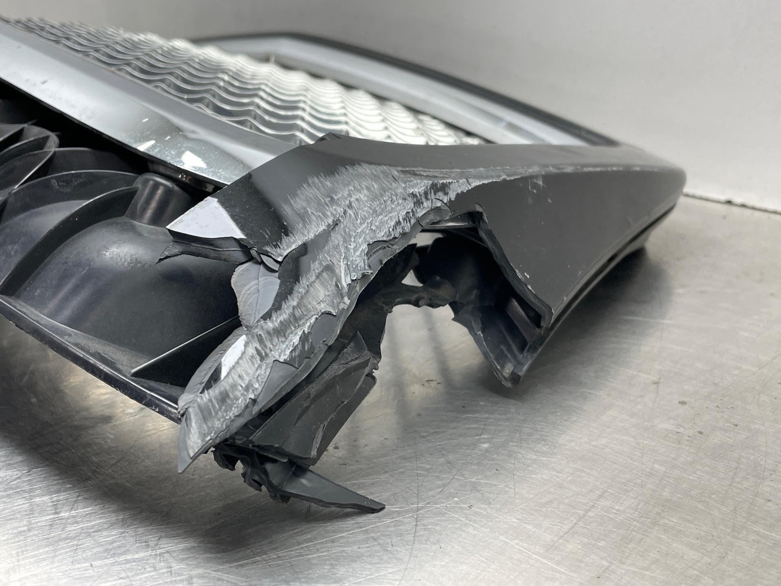 2009 Bentley Continental Flying Spur Sedan Front Grill Trim Panel Corner Cracked