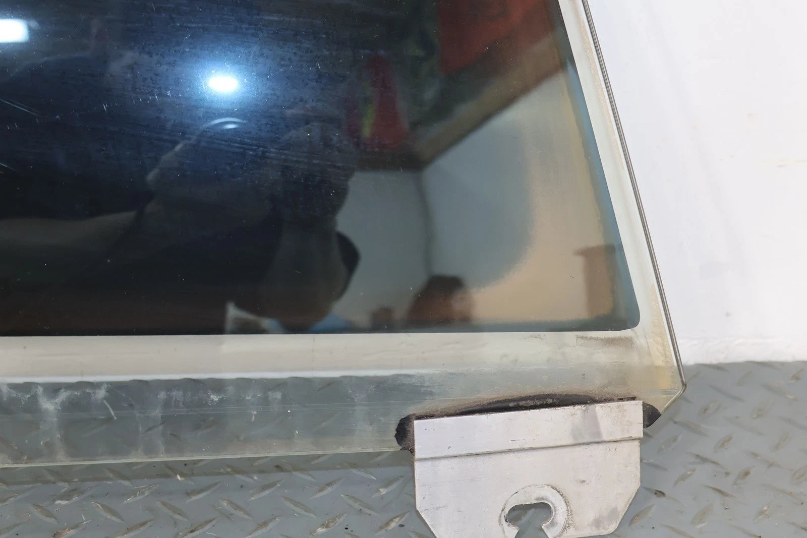 06-12 Bentley Flying Spur Front Right Door Window Glass (Self Tint) Delaminated