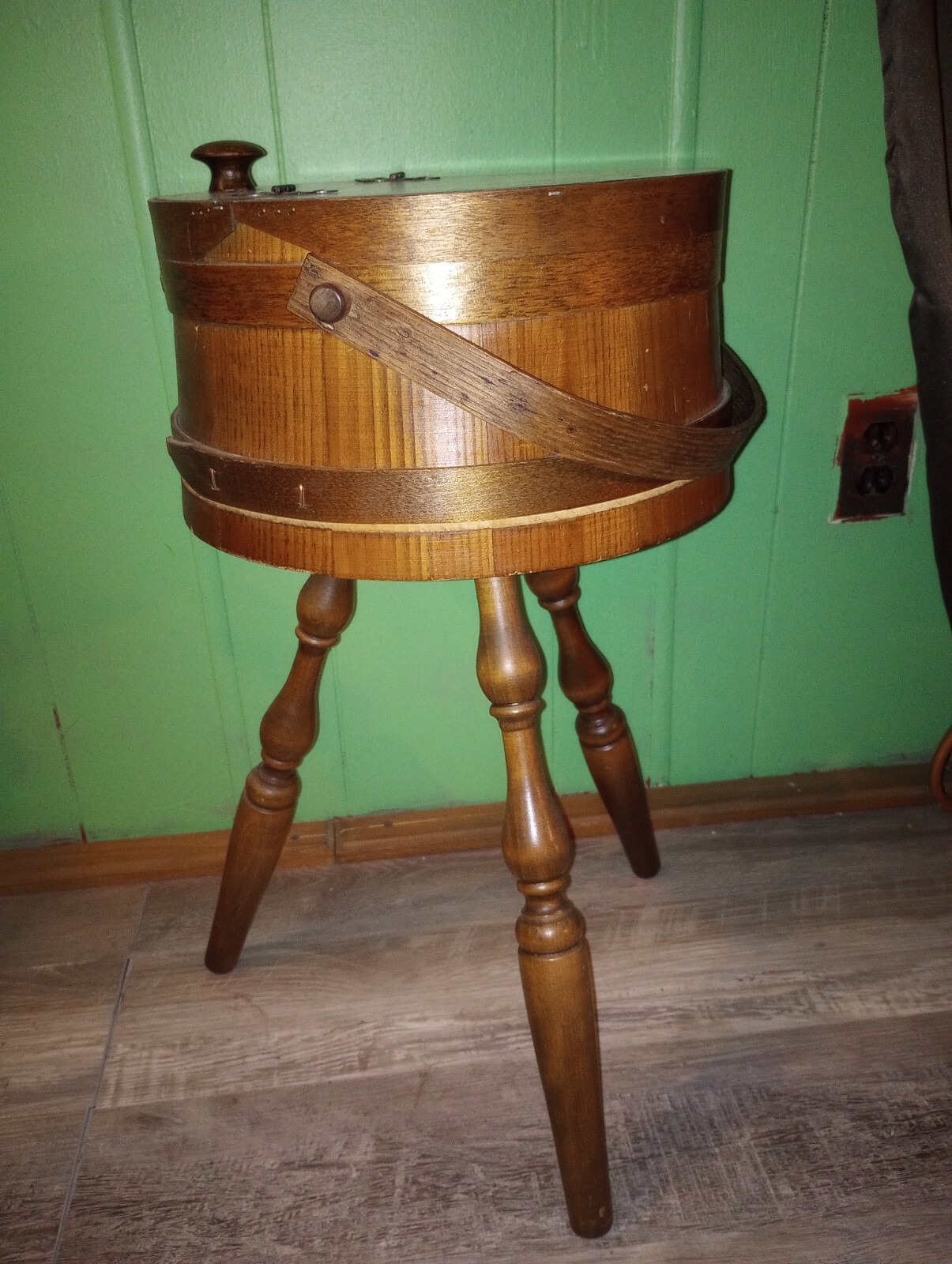 VTG ROUND WOOD RINGED BARREL 3-LEG SEWING BOX STORAGE LID W/HANDLE-SEE DETAILS 