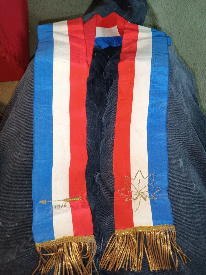 Lanza rosacruz Sashe 1916 azul blanco rojo con flecos dorados hoja de arce sobre fecha Foto 2 de 4