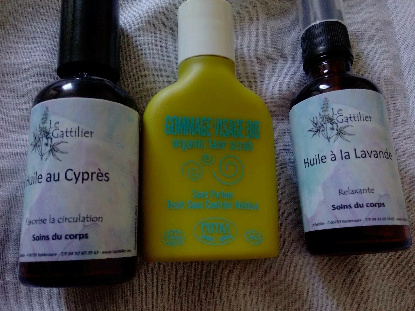 Gommage Patyka bio exfoliant et huile cyprès pour stimuler la circulation des jambes