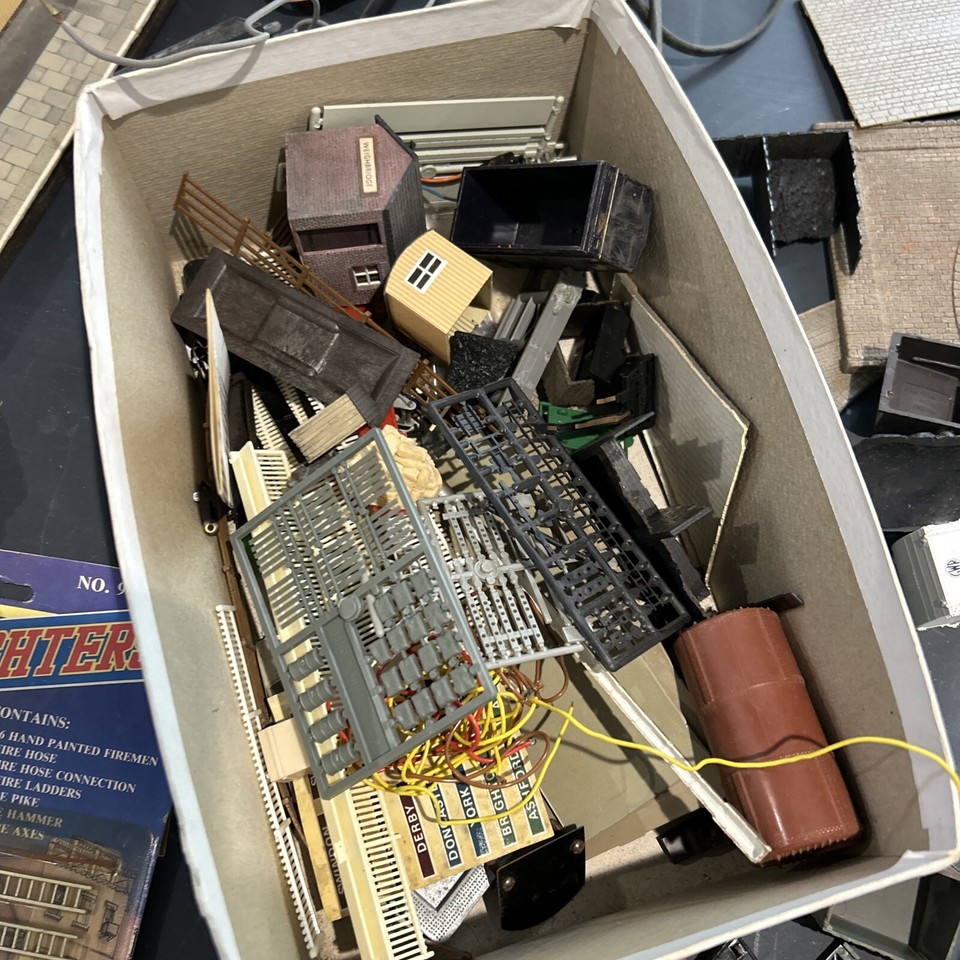 Various OO Gauge Accessories eBay