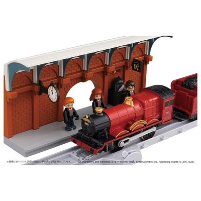 Plarail Harry Potter Hogwarts Express Train Set w/ Platform  display picture 1