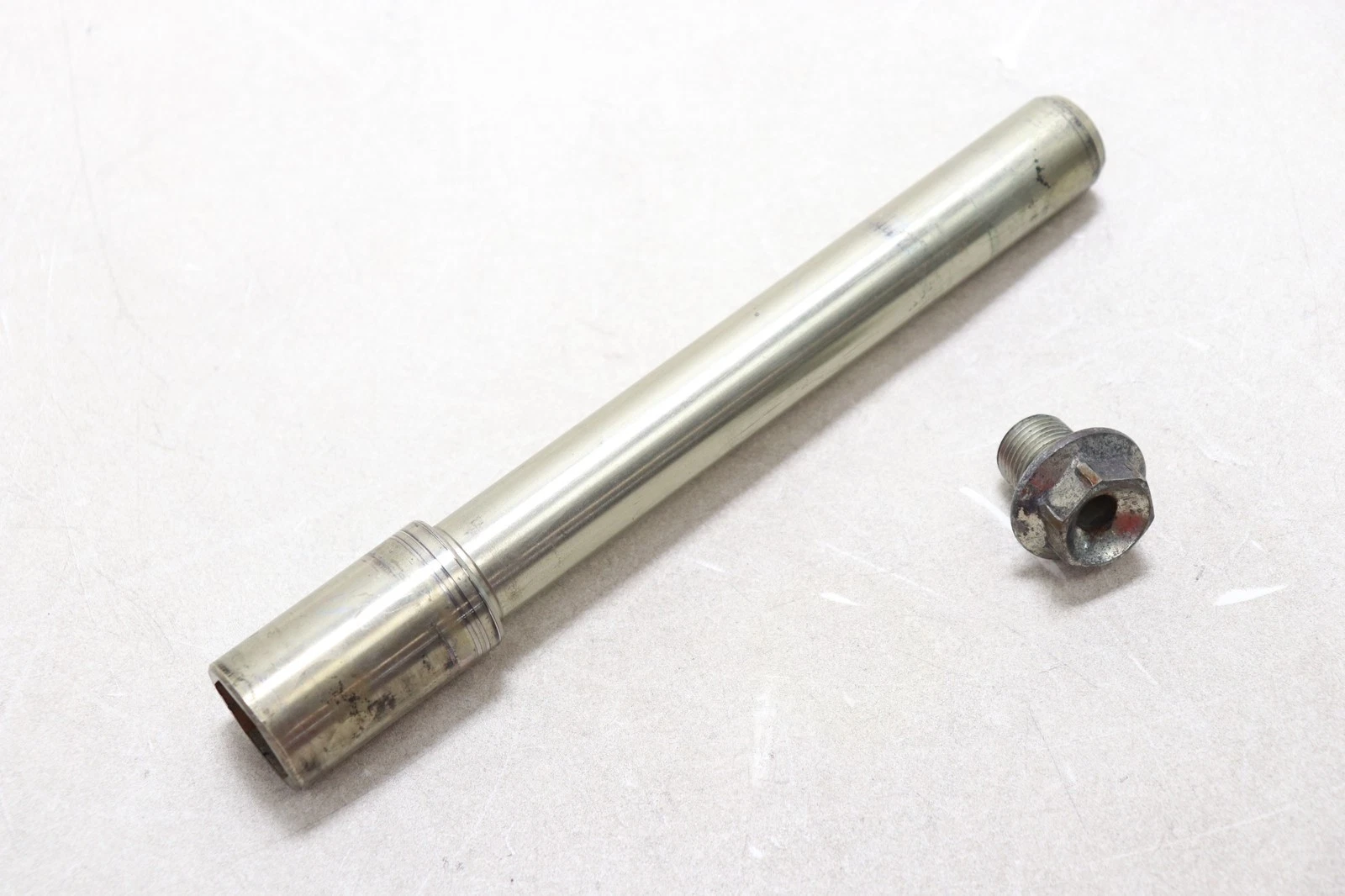 06-09 SUZUKI GSXR 600 OEM FRONT WHEEL RIM AXLE PIVOT BOLT